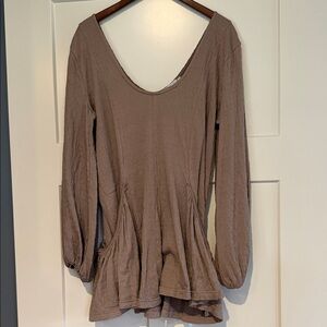 Free People FP Beach Shirt Womens Medium
Taupe Crinkle V-Neck Tunic Pockets